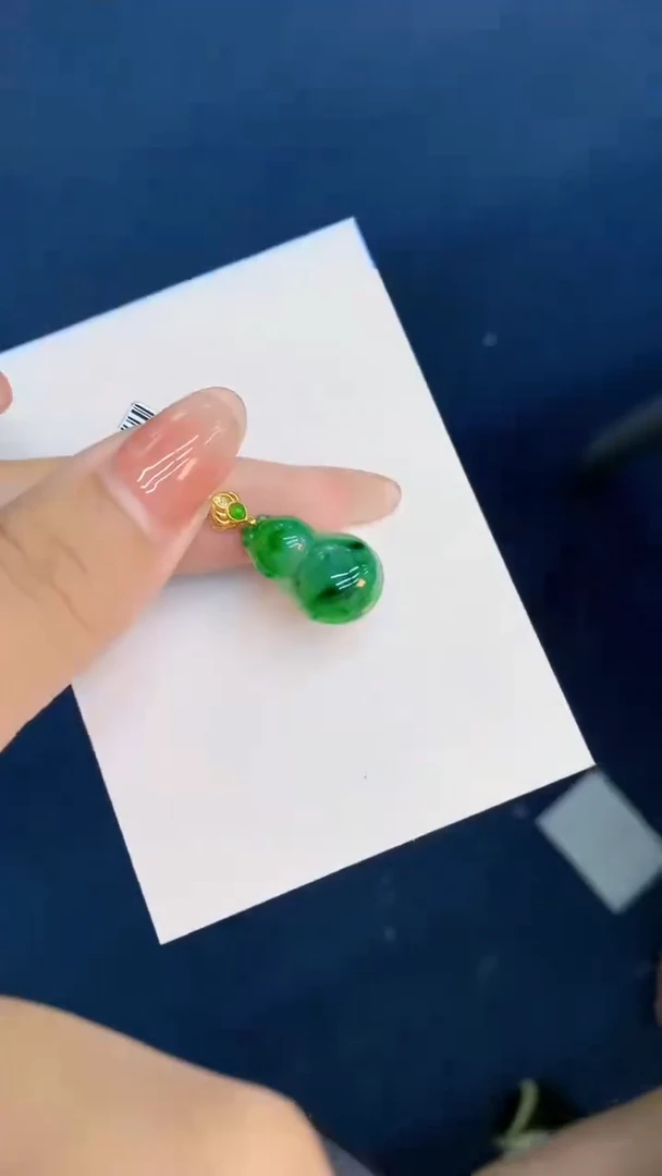翡翠未镶嵌颈饰           1
