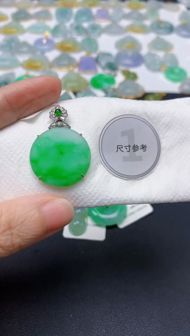 翡翠18K金镶嵌颈饰天然缅甸A货翡翠