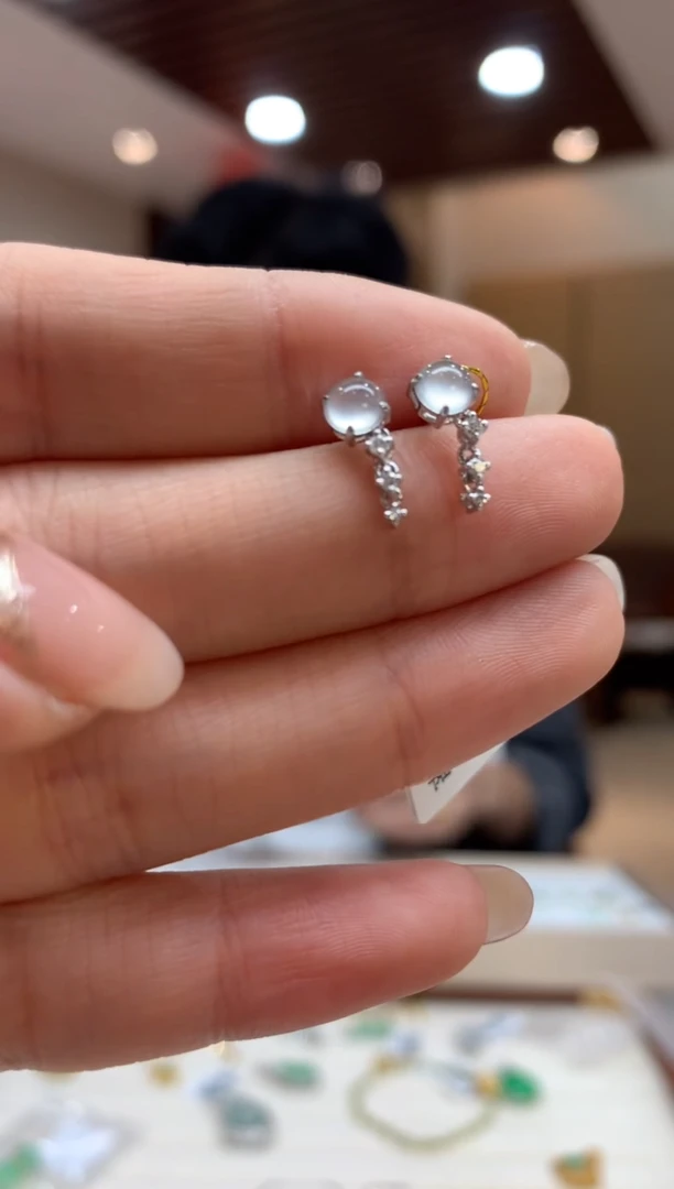 18K金镶嵌翡翠耳饰耳钉