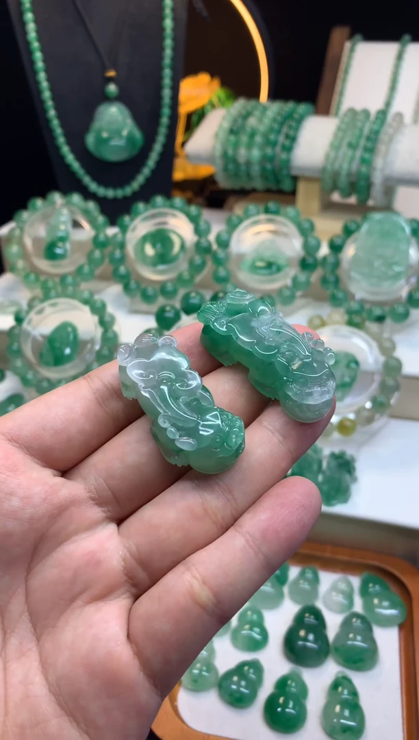 吊坠(不含链)未镶嵌石英质玉（非洲翠）貔貅一对