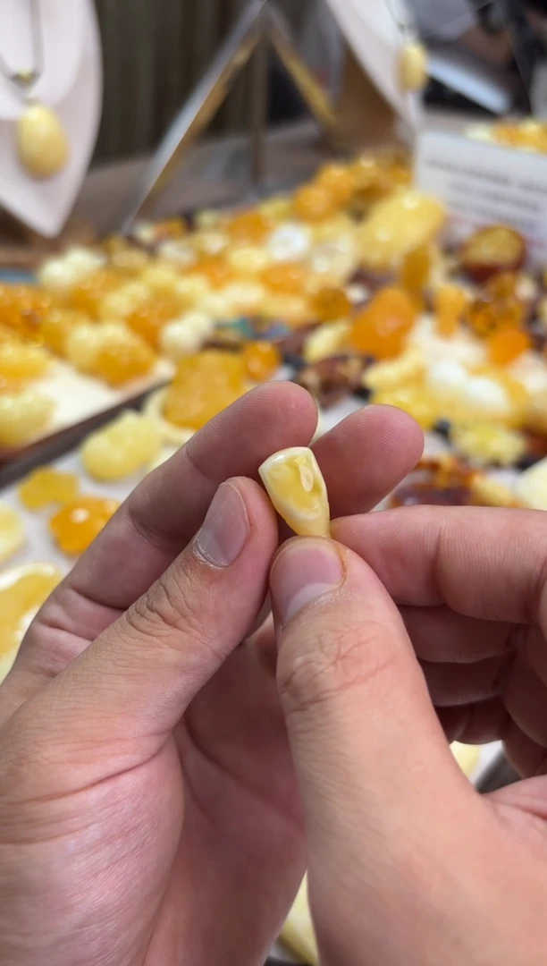 未镶嵌琥珀裸石三通