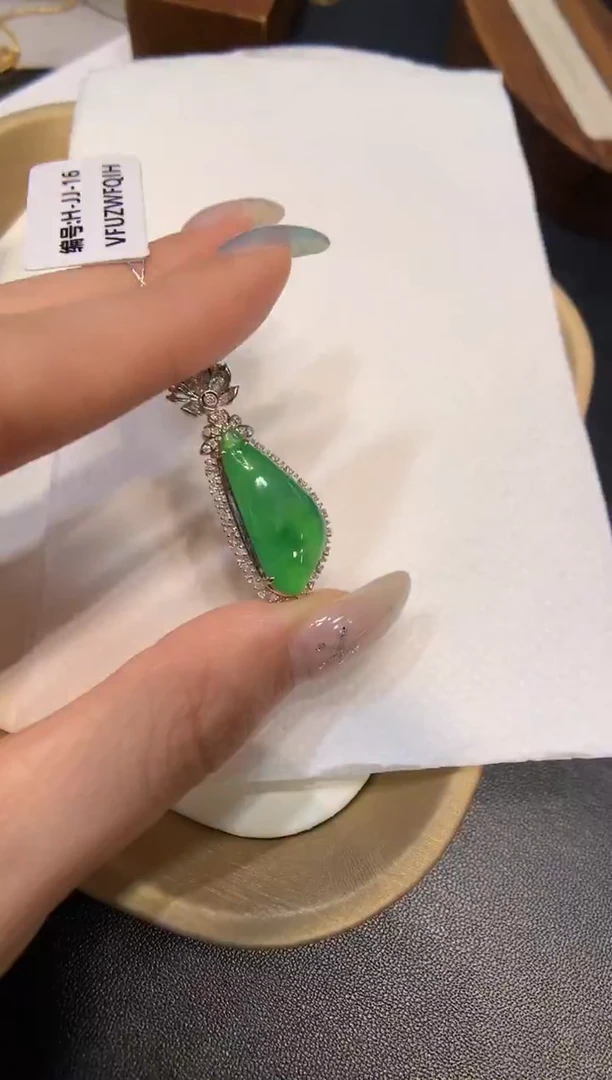 颈饰18K金镶嵌翡翠随形