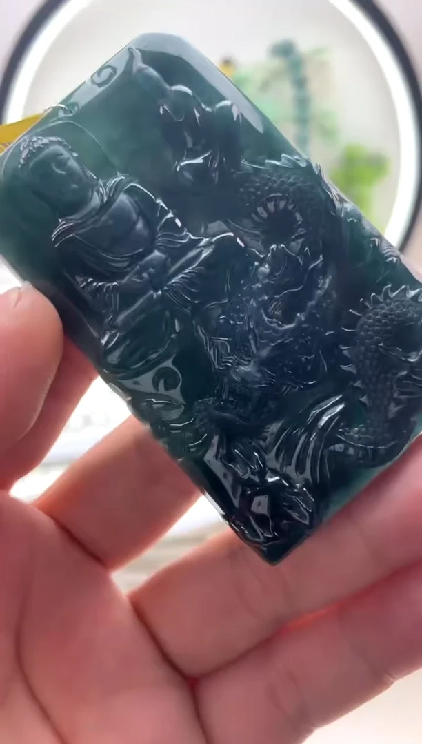 翡翠未镶嵌颈饰属羊属猴佩戴