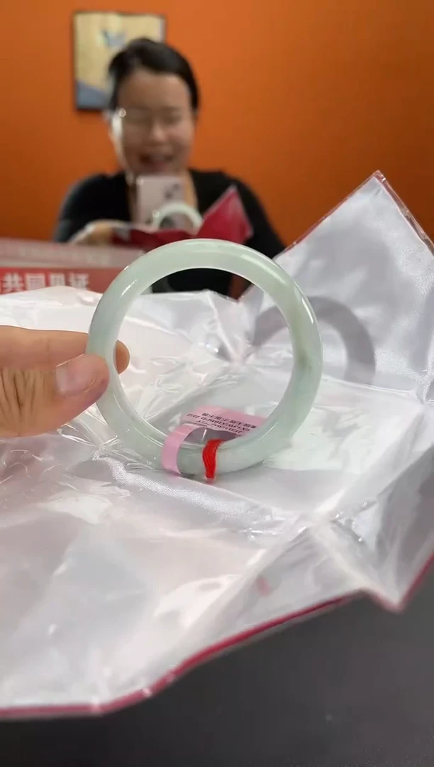 翡翠手镯未镶嵌翡翠手镯