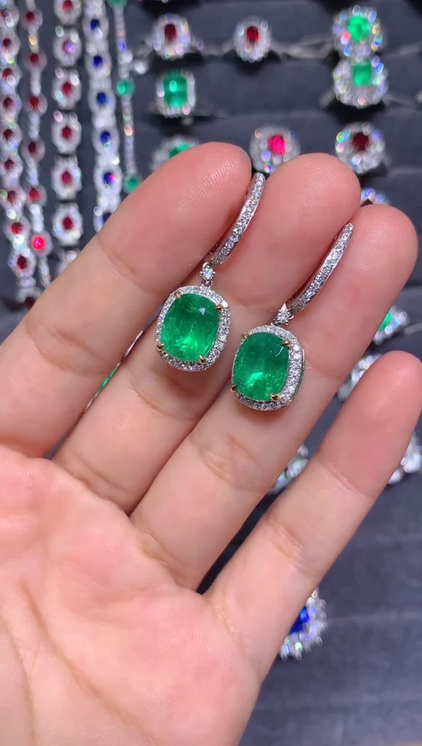 18K金镶嵌耳饰祖母绿6.3CT