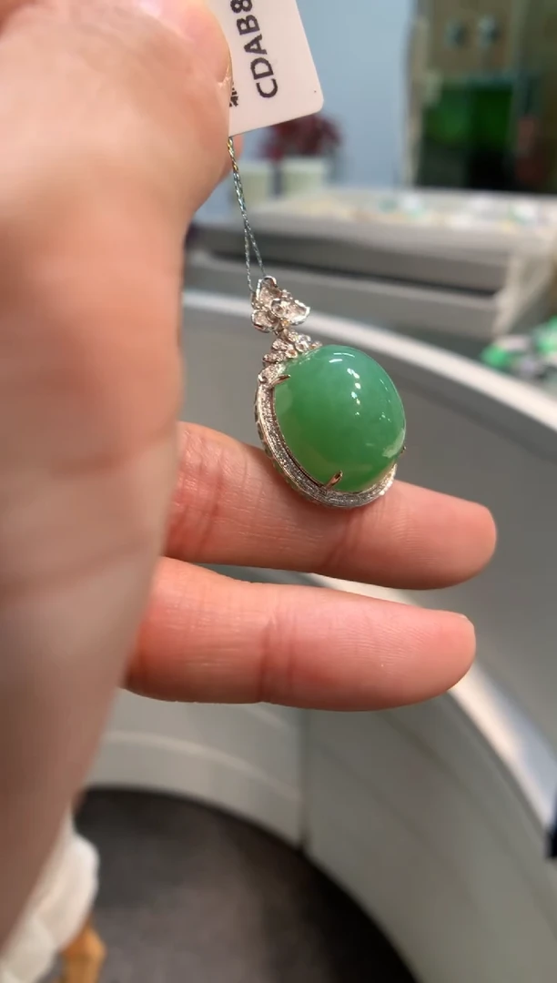 颈饰18K金镶嵌翡翠蛋面