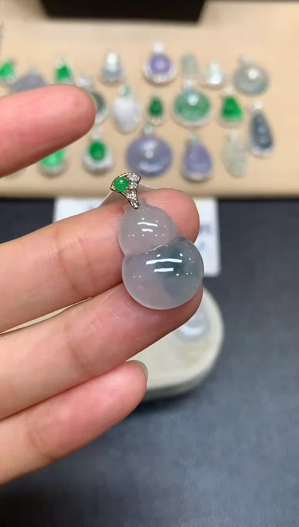 颈饰18K金镶嵌翡翠葫芦【无服务费【48小时鉴赏期】