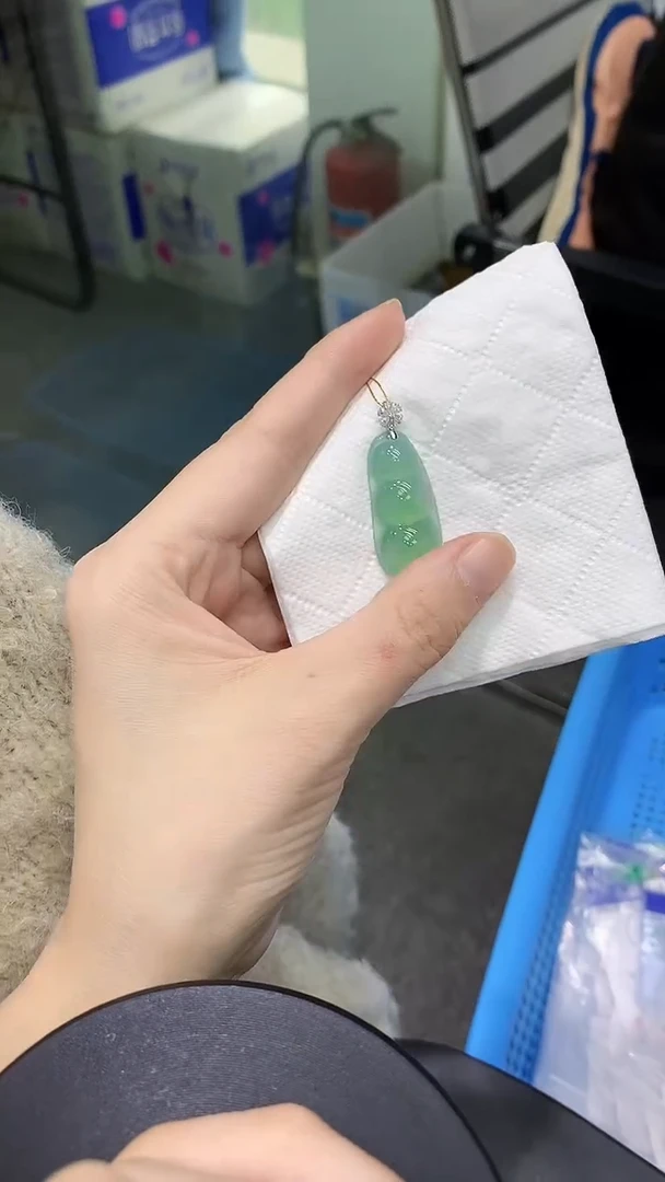 颈饰18K金镶嵌翡翠愿****安1111111111111