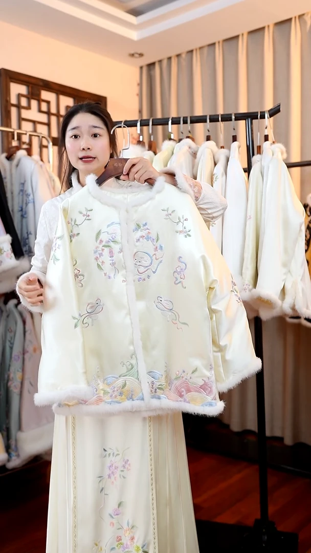 刺绣白色小兔子桑蚕丝冬款