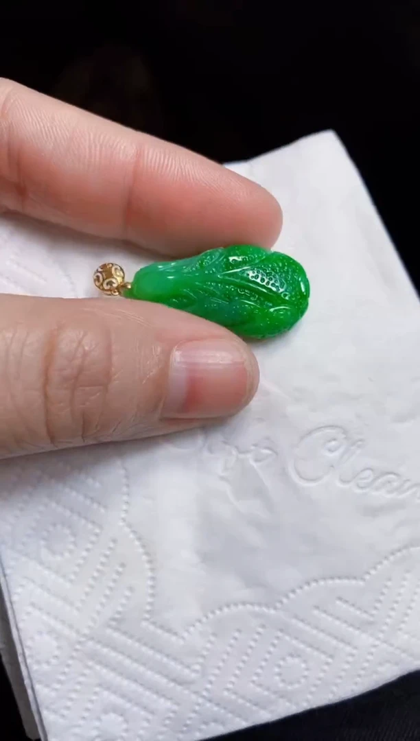 颈饰18K金镶嵌翡翠白菜