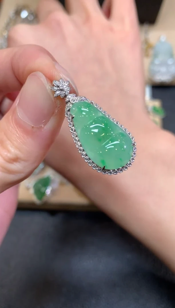 【闪购商品】翡翠颈饰18K金镶嵌福豆【无服务费】 