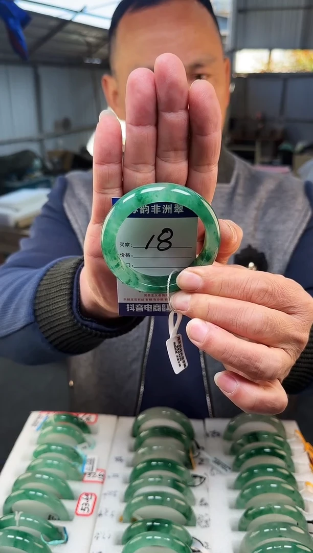 未镶嵌手镯石英质玉（非洲翠）56+