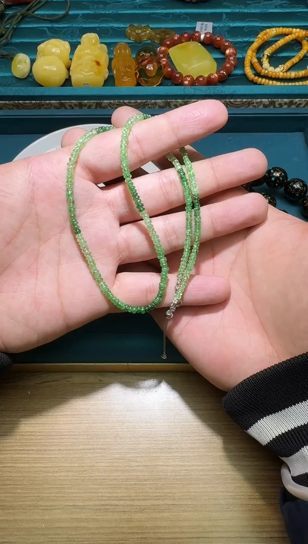 颈饰未镶嵌石榴石（沙弗莱）多样性发一件 414