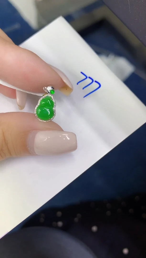 颈饰18K金镶嵌翡翠缅甸天然翡翠A货