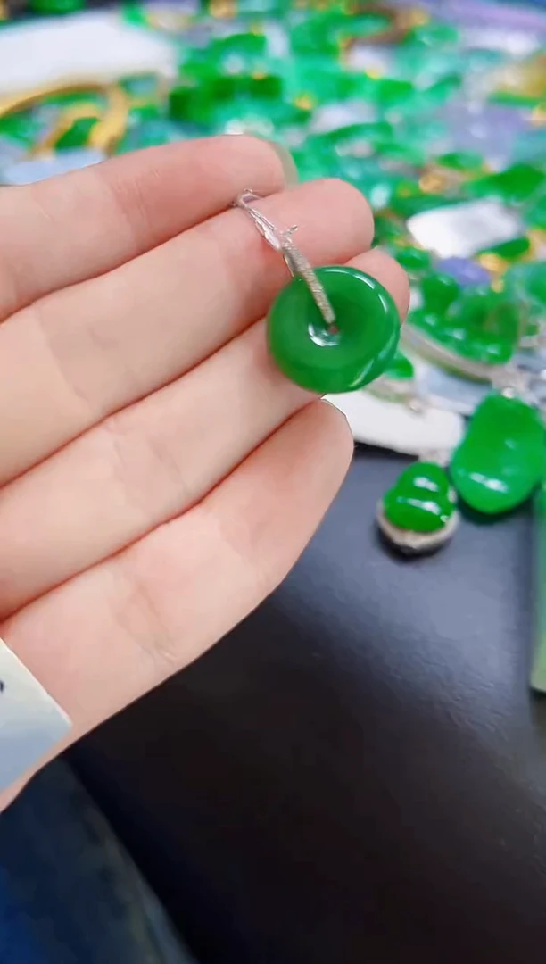 颈饰18K金镶嵌翡翠扣