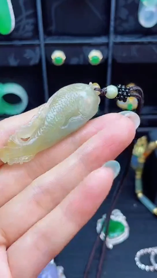 吊坠(赠链)未镶嵌翡翠大鱼