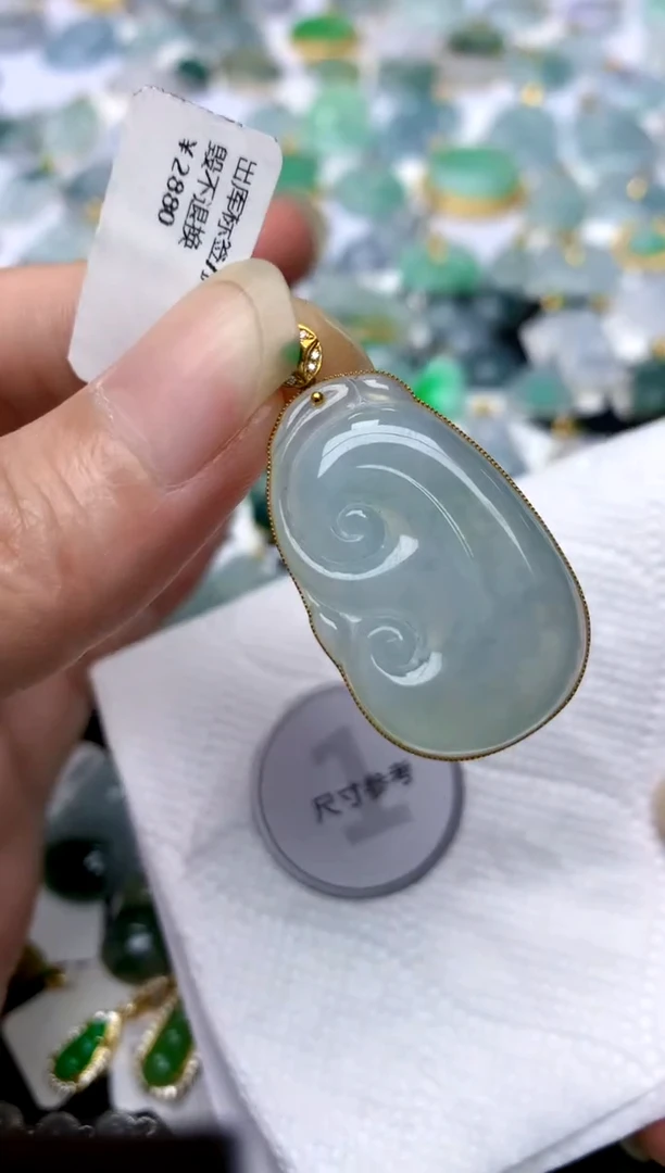颈饰18K金镶嵌翡翠天然A货翡翠
