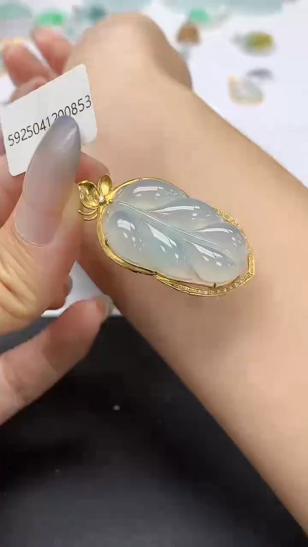 翡翠18K金镶嵌颈饰天然缅甸a货翡翠