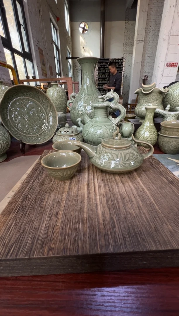 微瑕耀州窑莲纹虚扁壶+莲纹小杯2