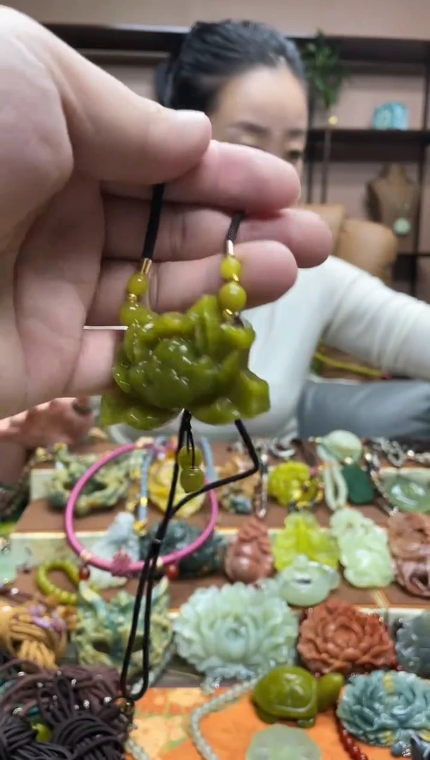 未镶嵌岫玉颈饰·1