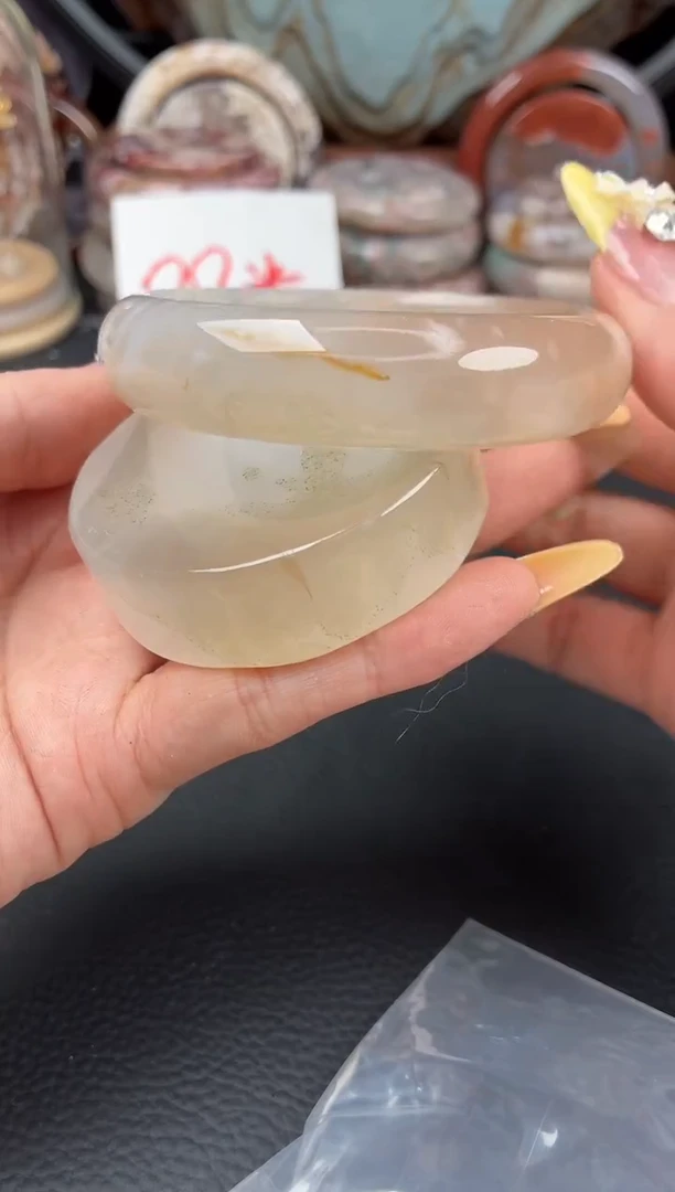 未镶嵌手镯（圆镯）石英质玉58