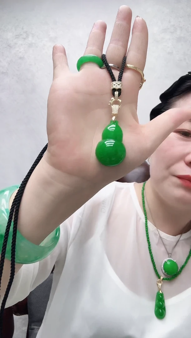 吊坠(赠链)未镶嵌翡翠满绿葫芦