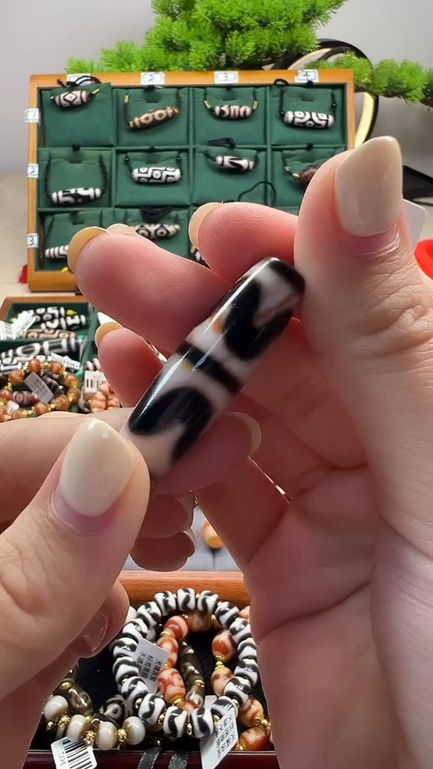 玛瑙/玉髓（覆膜）颈饰未镶嵌1.（微瑕）