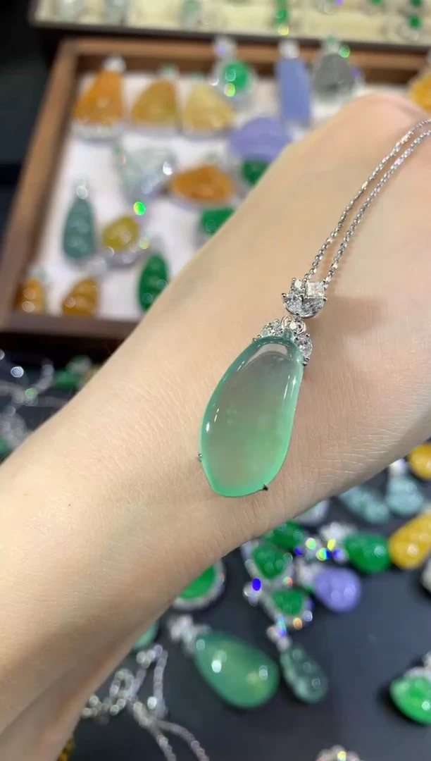吊坠(不含链)18K金镶嵌翡翠102-瓜瓜（不含链扣