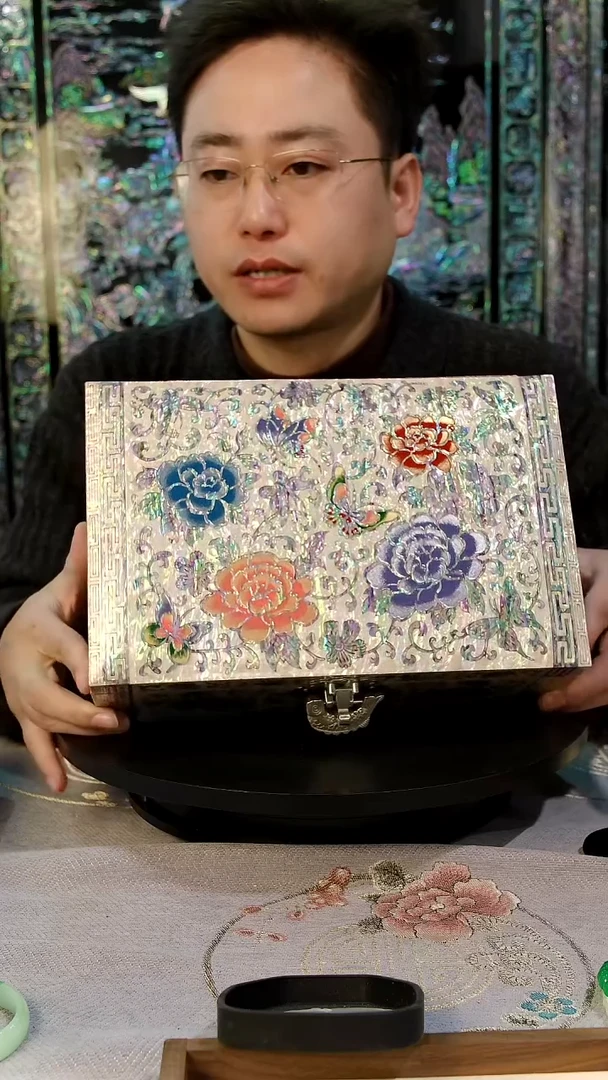红色白底全满螺·弘贝雅螺钿漆器文化馆