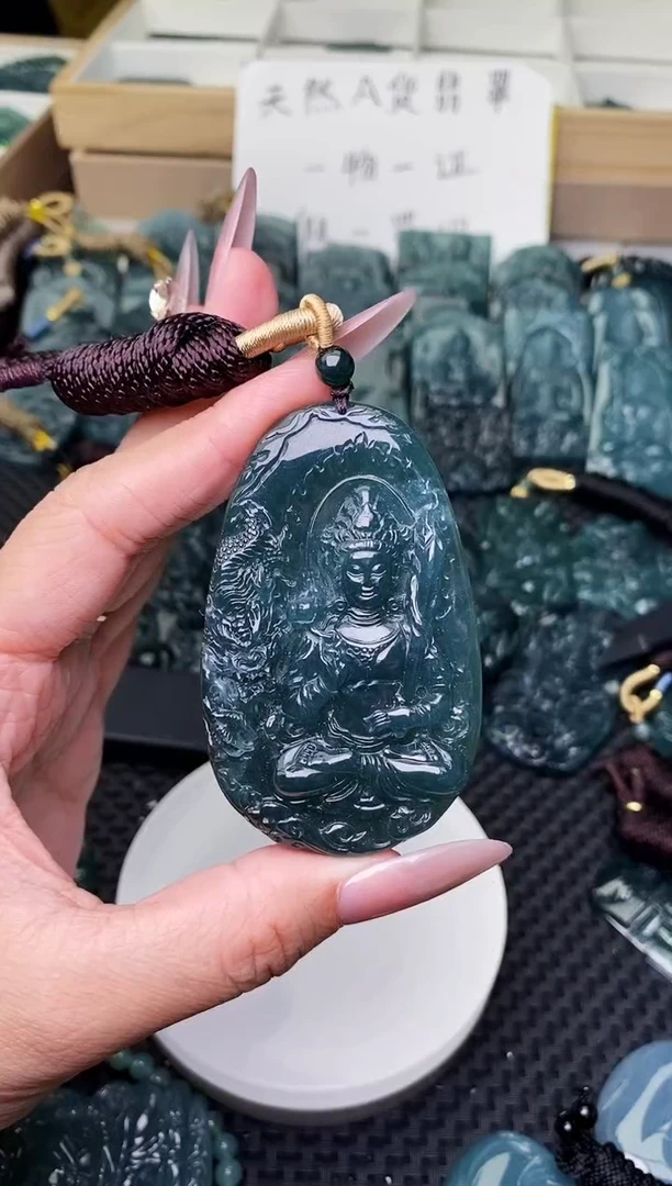 颈饰未镶嵌翡翠