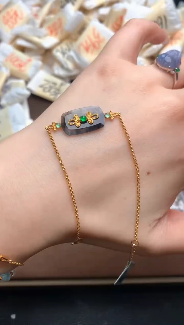 18K金镶嵌挂件翡翠一