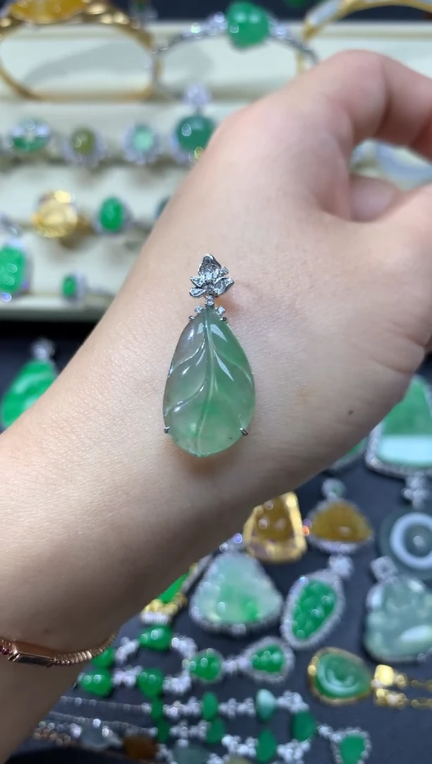 【闪购商品】翡翠颈饰18K金镶嵌吊坠