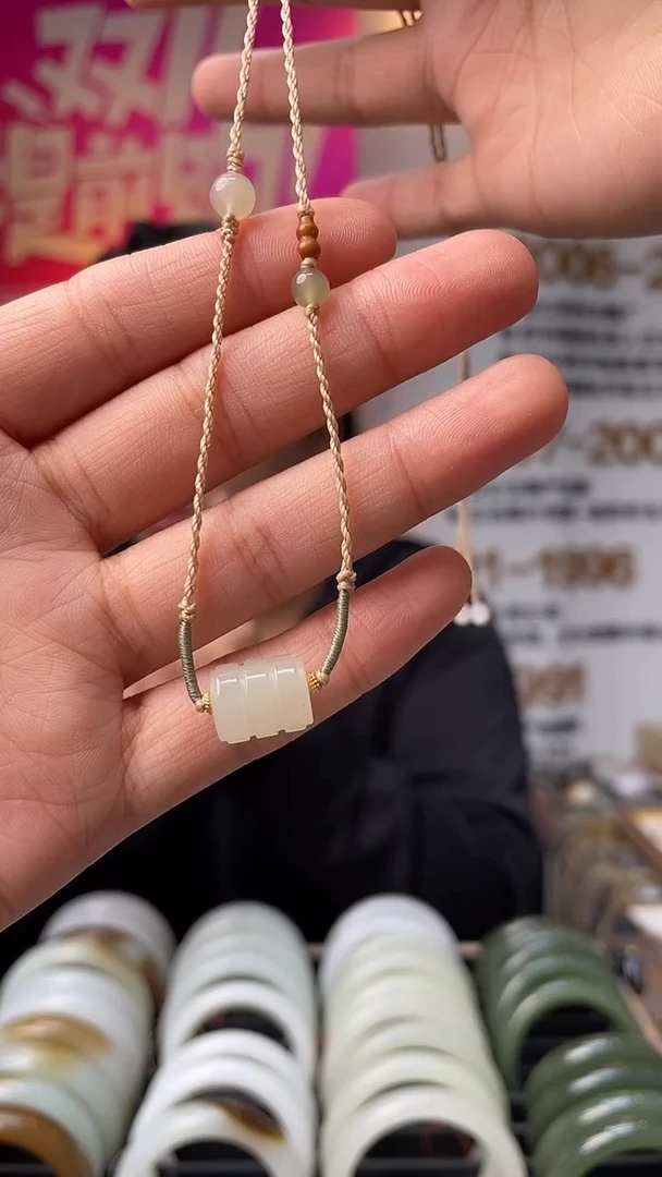 颈饰未镶嵌和田玉路路通吊坠一件