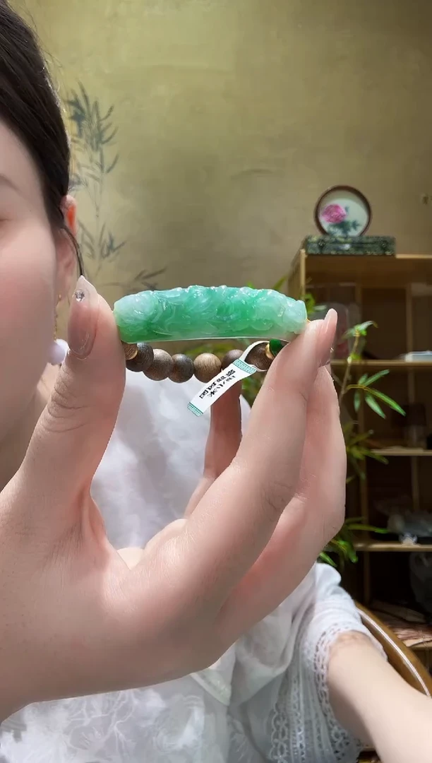 翡翠未镶嵌颈饰手牌
