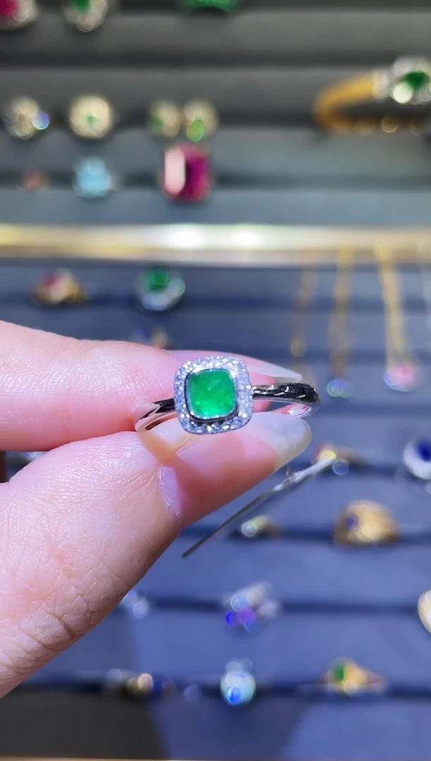 18K金镶嵌戒指祖母绿0.39ct