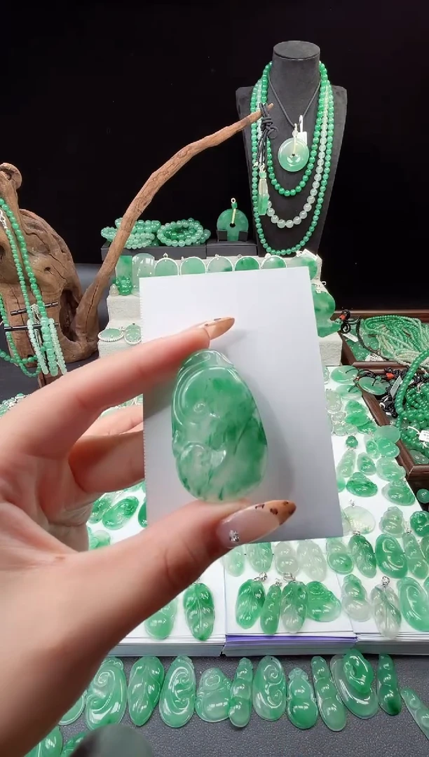 吊坠(赠链)未镶嵌石英质玉（非洲翠）21.193如意