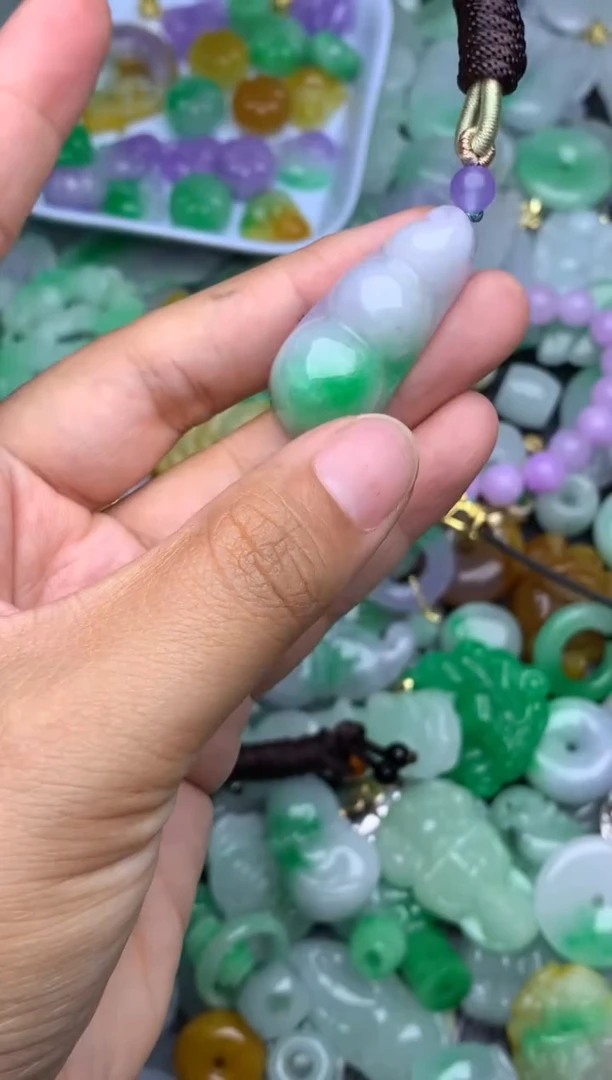 颈饰未镶嵌翡翠天然缅甸翡翠吊坠