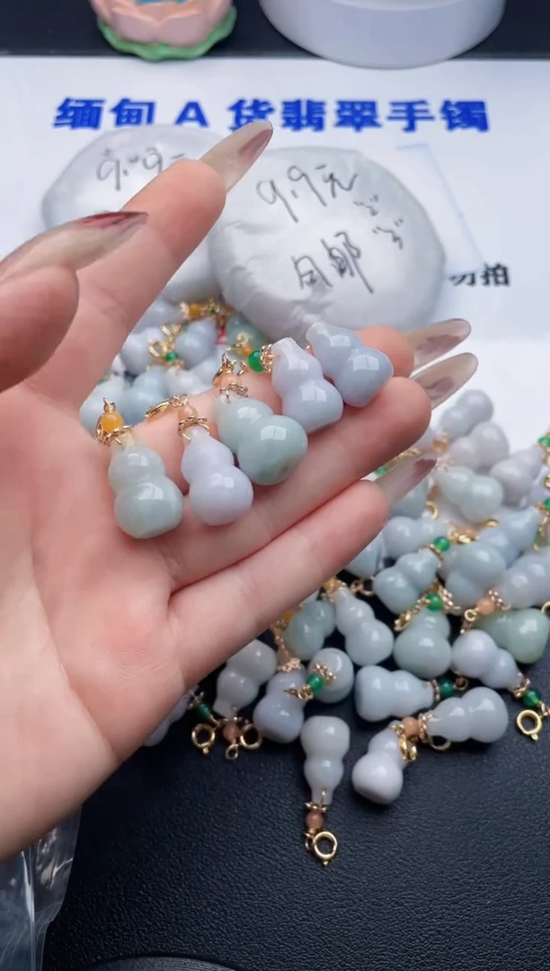 翡翠未镶嵌颈饰多样性发其一