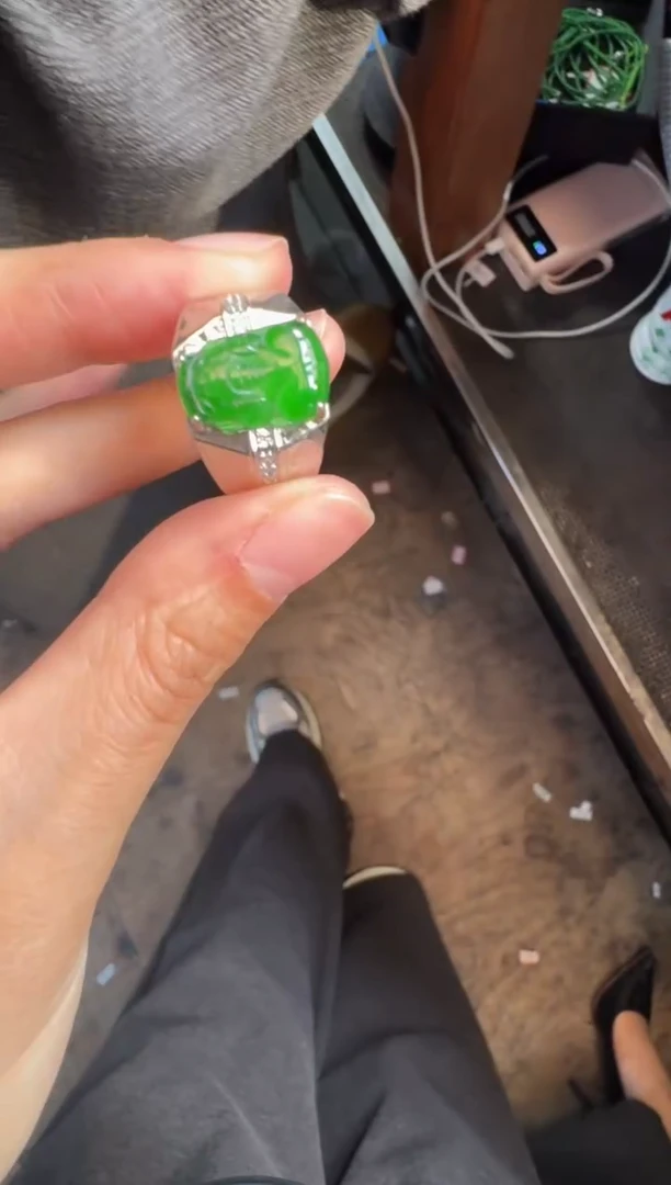 未镶嵌定制翡翠翡翠A货有轻微色差属于正常现象，戒指多样性发货1