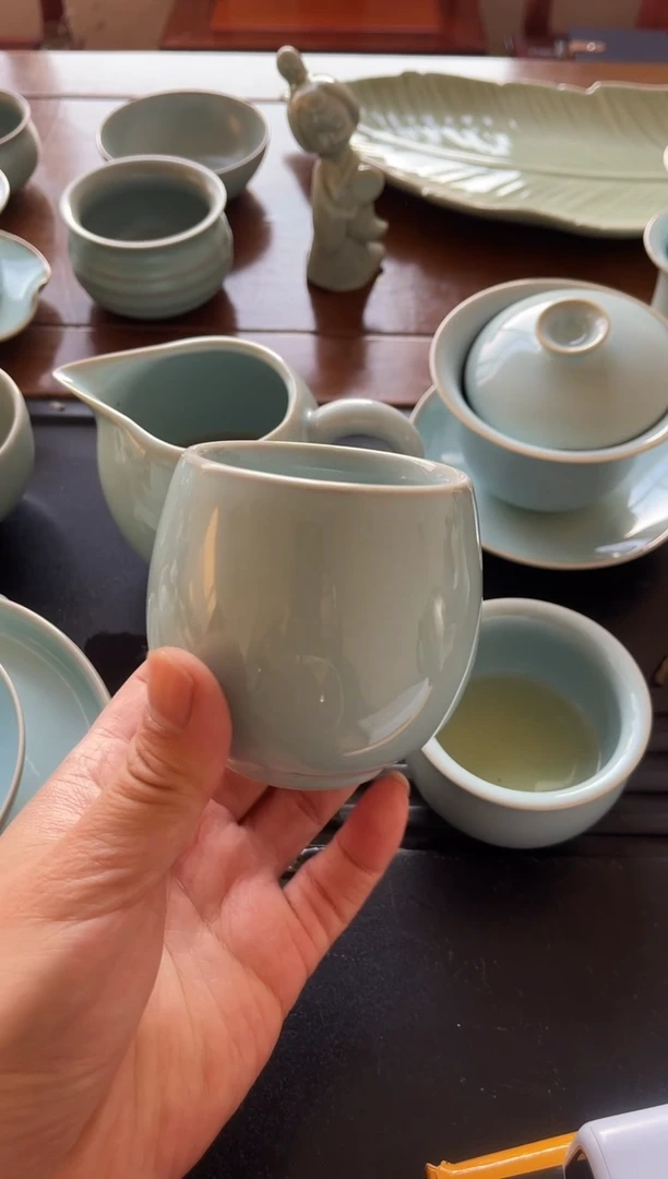 小****、天青釉支钉龙蛋杯