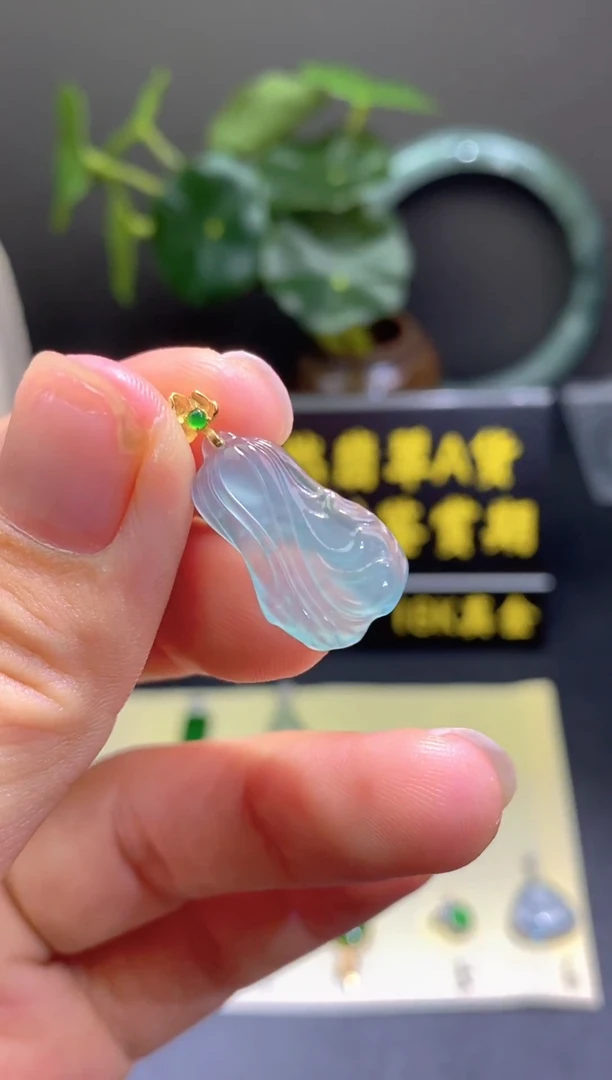 翡翠18K金镶嵌颈饰翡翠吊坠
