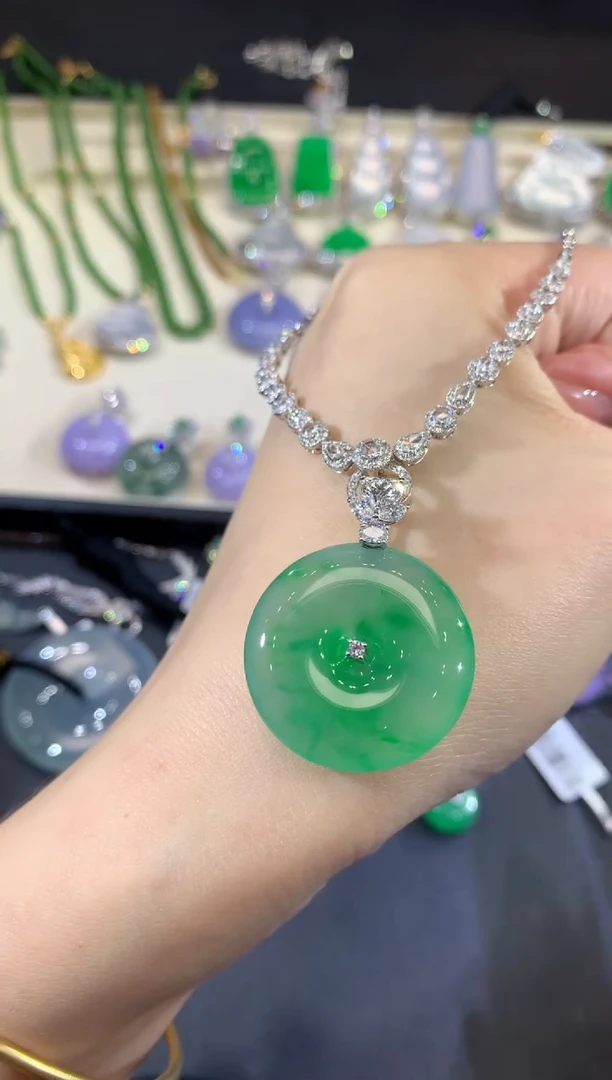 吊坠(不含链)18K金镶嵌翡翠爱****鬼73-扣子（不含链和扣