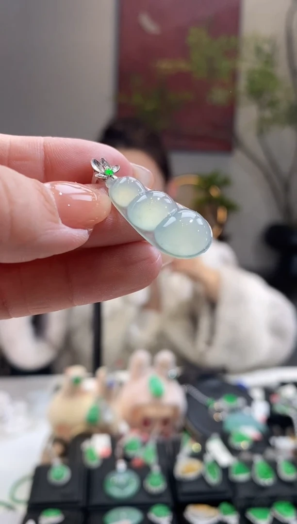 吊坠(不含链)18K金镶嵌翡翠福豆