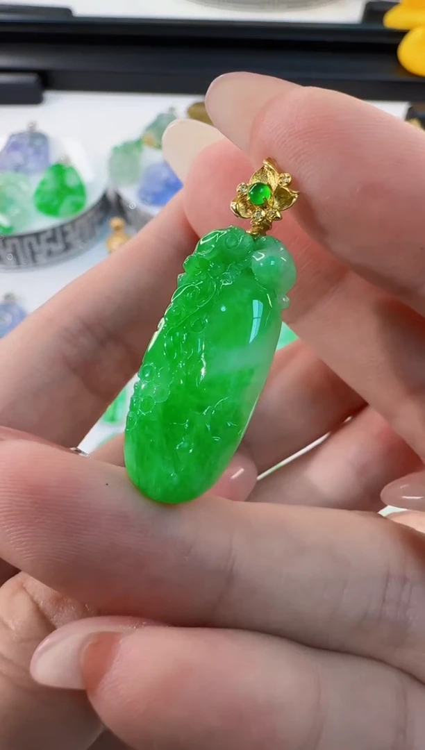 颈饰18K金镶嵌翡翠缅甸A货翡翠