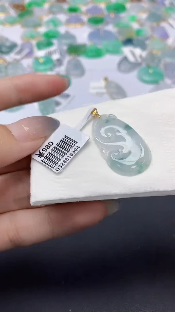 翡翠18K金镶嵌颈饰天然缅甸a货翡翠