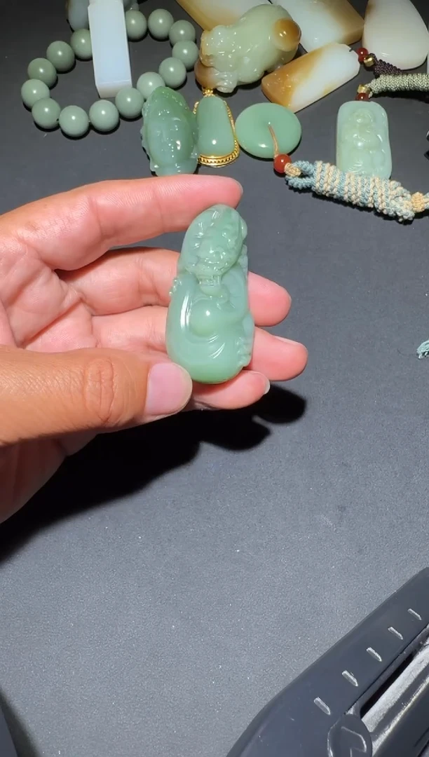 未镶嵌和田玉（糖玉）车挂和田玉