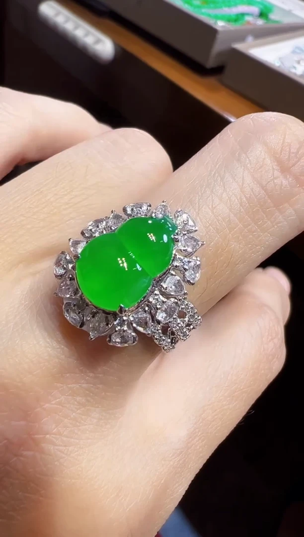 18K金镶嵌戒指翡翠葫芦