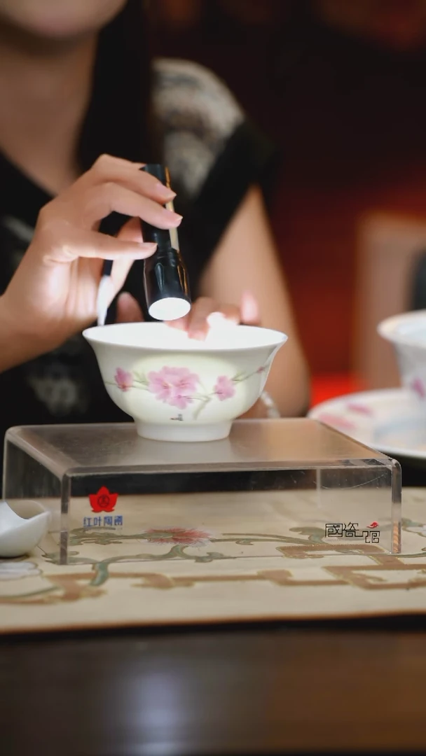 1个正价手绘水点桃花4.5寸民族碗