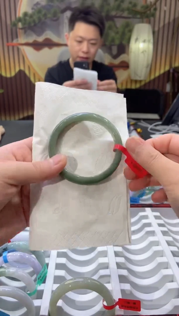 翡翠手镯未镶嵌多人02671