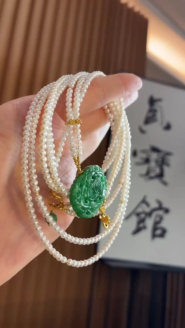 颈饰18K金镶嵌翡翠颈饰